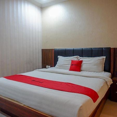 Reddoorz Plus At Grand Pacifik Hotel Makassar Exterior photo