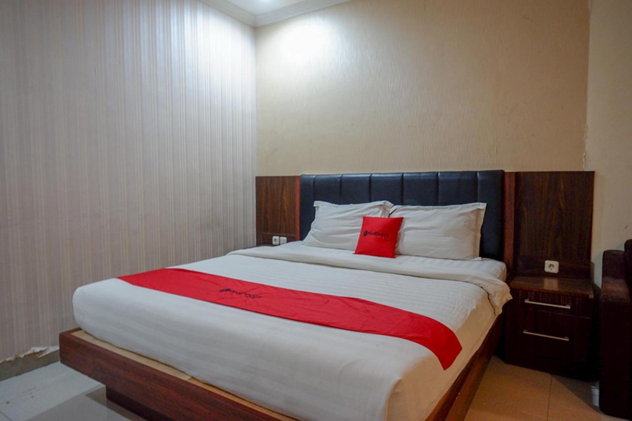 Reddoorz Plus At Grand Pacifik Hotel Makassar Exterior photo