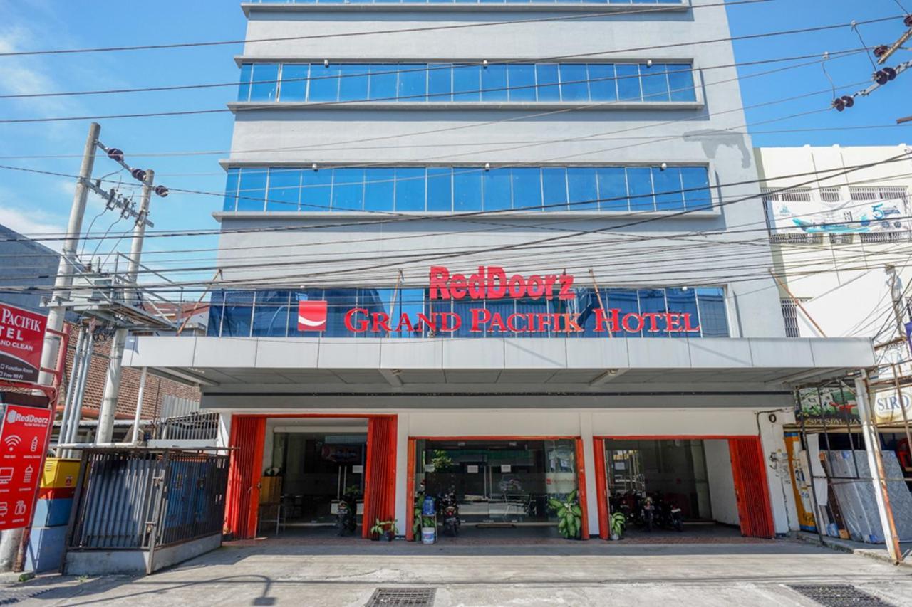 Reddoorz Plus At Grand Pacifik Hotel Makassar Exterior photo