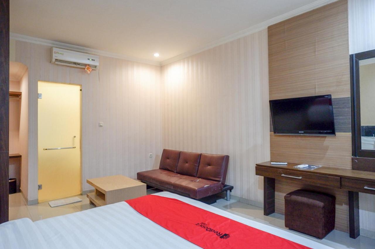 Reddoorz Plus At Grand Pacifik Hotel Makassar Exterior photo