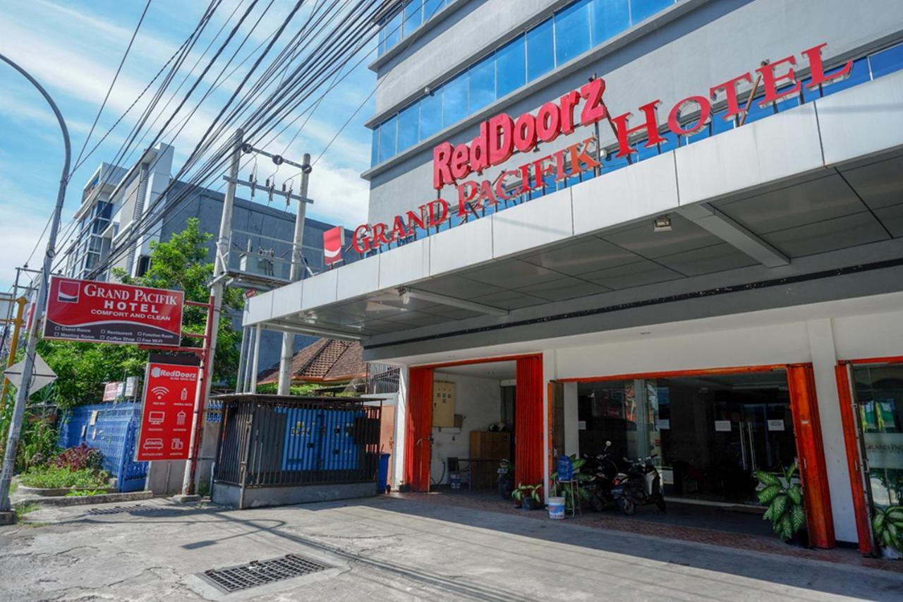 Reddoorz Plus At Grand Pacifik Hotel Makassar Exterior photo