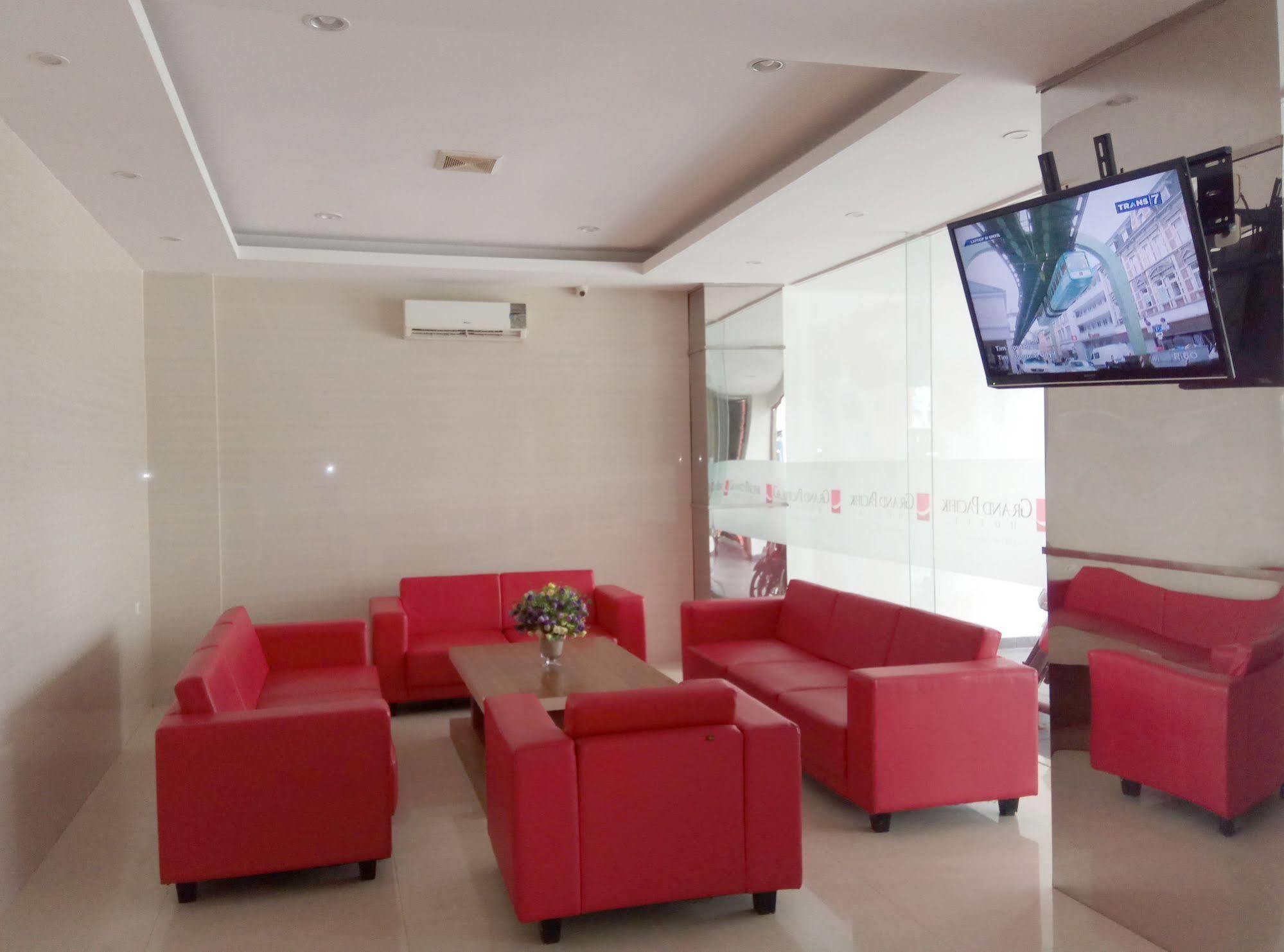 Reddoorz Plus At Grand Pacifik Hotel Makassar Exterior photo