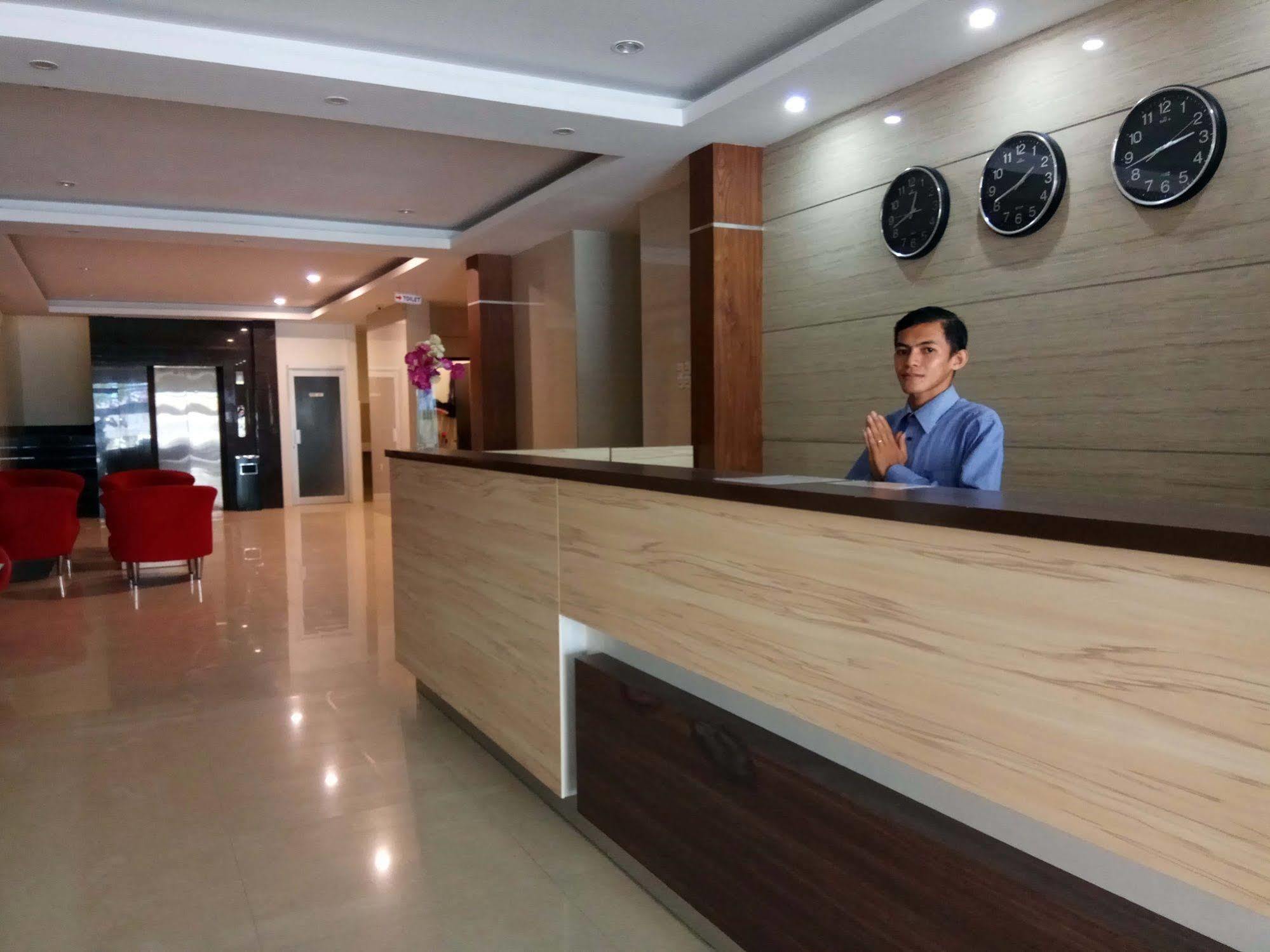 Reddoorz Plus At Grand Pacifik Hotel Makassar Exterior photo