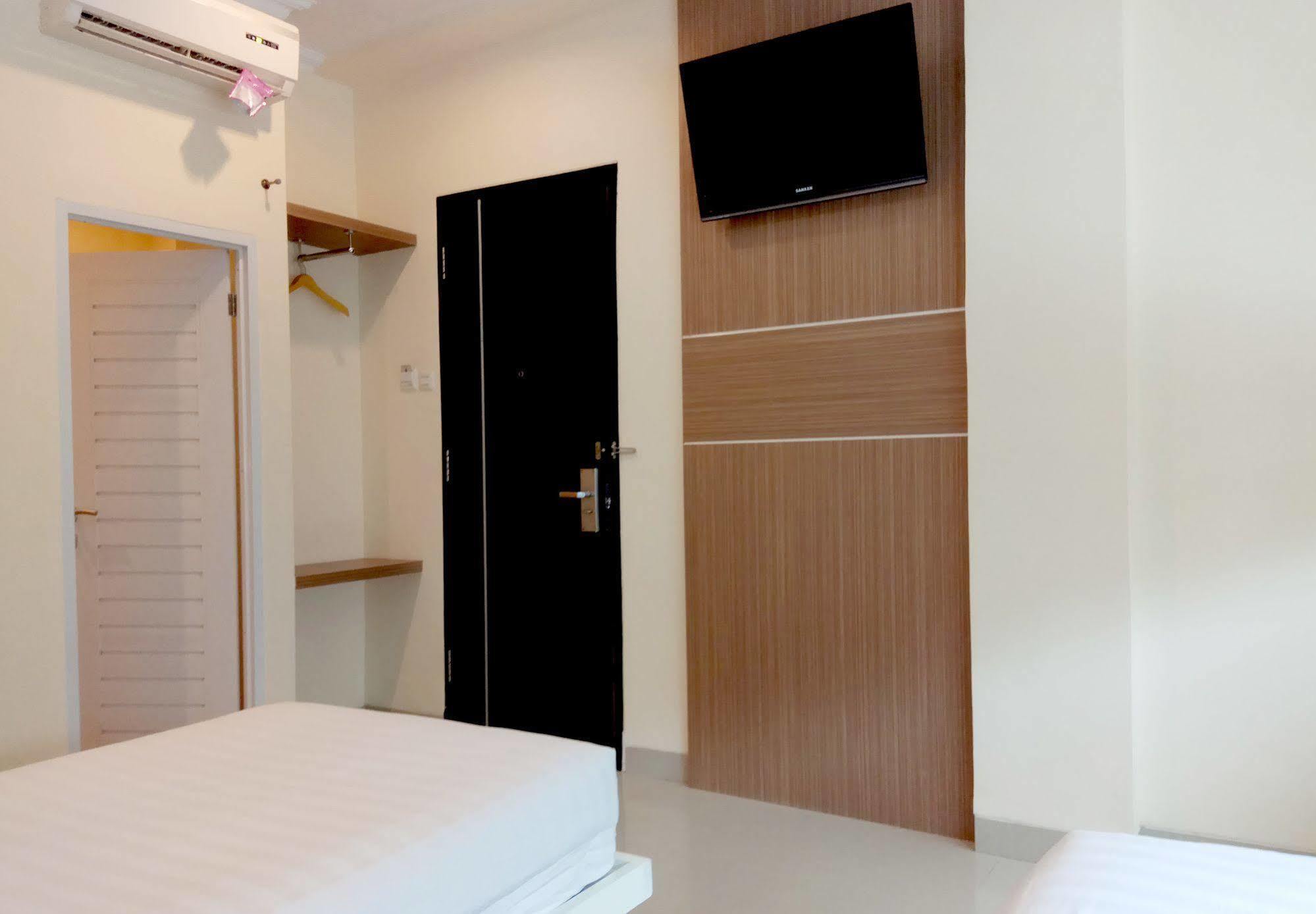 Reddoorz Plus At Grand Pacifik Hotel Makassar Exterior photo